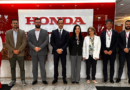 Los directivos de Honda Motor Co. y los directivos de Recordmotor S.A., representante de la marca en Ecuador.