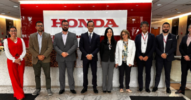 Los directivos de Honda Motor Co. y los directivos de Recordmotor S.A., representante de la marca en Ecuador.