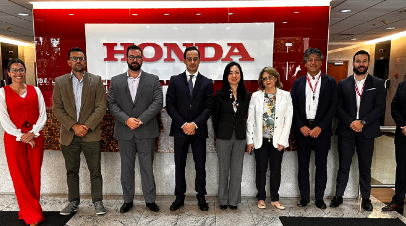 Los directivos de Honda Motor Co. y los directivos de Recordmotor S.A., representante de la marca en Ecuador.