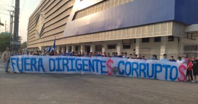 Socios e hinchas de Emelec expresaron su descontento en el Capwell con pancartas y cánticos pidiendo la salida de la dirigencia.