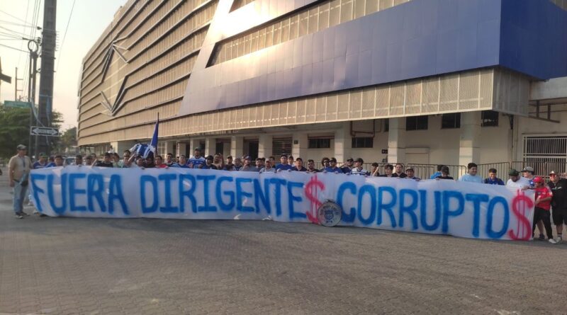 Socios e hinchas de Emelec expresaron su descontento en el Capwell con pancartas y cánticos pidiendo la salida de la dirigencia.