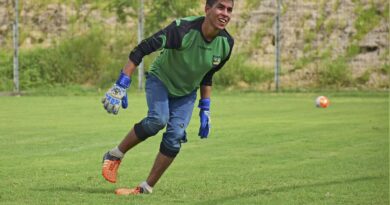 ¡Gianluca Espinoza renueva con Emelec! El arquero busca consolidarse como titular en 2025 mientras el Bombillo enfrenta nuevos desafíos.