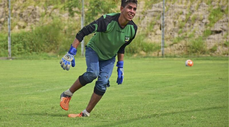 ¡Gianluca Espinoza renueva con Emelec! El arquero busca consolidarse como titular en 2025 mientras el Bombillo enfrenta nuevos desafíos.