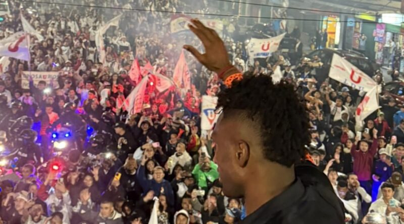 El plantel y los hinchas de LDU trasladaron los festejos de la cancha a la calle. Los albos organizaron una caravana y una cena.