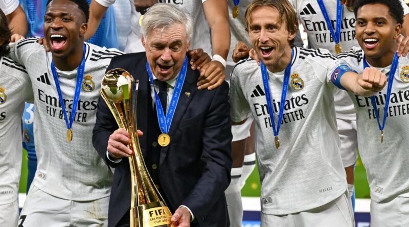 Tras ganar la Copa Intercontinental, Carlo Ancelotti suma 15 títulos en su palmarés.