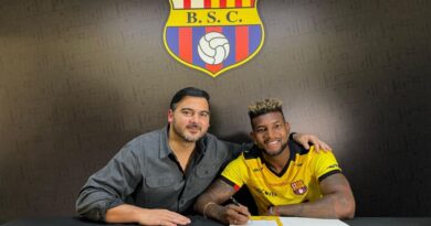 Gustavo Vallecilla aparece con Antonio Álvarez, presidente de Barcelona SC, el 27 de diciembre del 2024, en la firma del contrato.