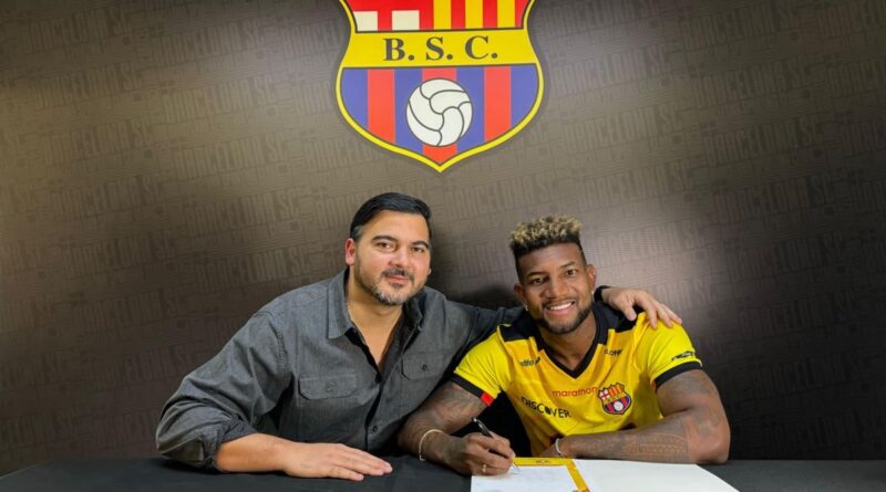 Gustavo Vallecilla aparece con Antonio Álvarez, presidente de Barcelona SC, el 27 de diciembre del 2024, en la firma del contrato.