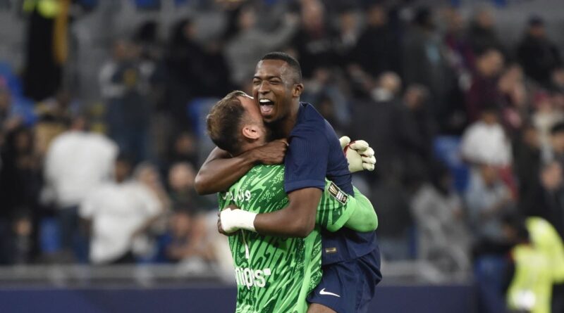 Willian Pacho, canterano de IDV, levantó su primer título con el PSG. El ecuatoriano jugó los 90 minutos en la victoria ante el Mónaco.