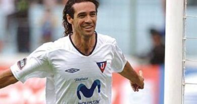 Ariel Graziani se incorporó a Liga de Quito en 2005 y jugó en el equipo hasta 2006. Durante su etapa con los albos, disputó 62 partidos, marcó 29 goles y solo consiguió un título con LDU.