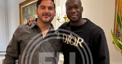 Felipe Caicedo llegó a Ecuador la noche del 10 de enero, y, tras una reunión con Antonio Alvarez, firmó por un año con Barcelona SC. Foto: El Universo