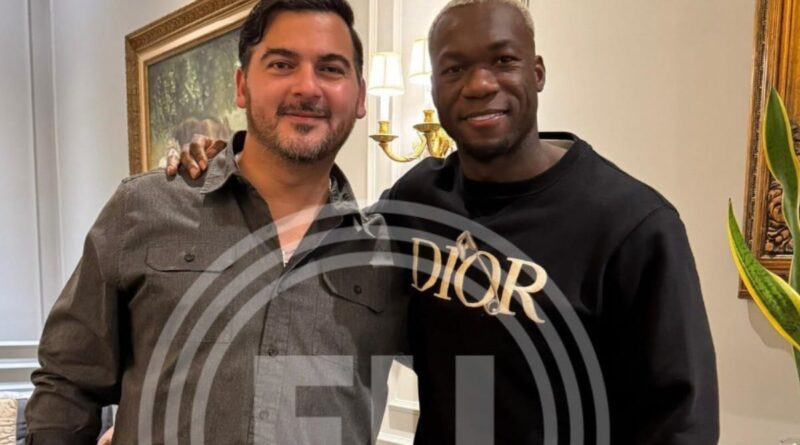 Felipe Caicedo llegó a Ecuador la noche del 10 de enero, y, tras una reunión con Antonio Alvarez, firmó por un año con Barcelona SC. Foto: El Universo