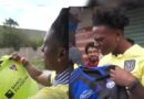 El reconocido youtuber IShowSpeed, que se encuentra en Ecuador, le obsequiaron las camisetas de Liga de Quito y Emelec.