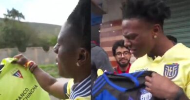 El reconocido youtuber IShowSpeed, que se encuentra en Ecuador, le obsequiaron las camisetas de Liga de Quito y Emelec.