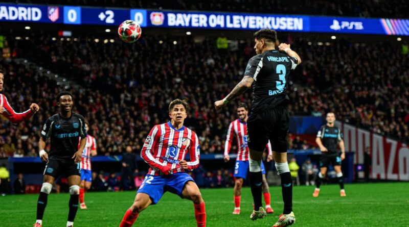 El Bayer Leverkusen, con Piero Hincapié, perdió ante el Atlético de Madrid en séptima jornada de Champions League.