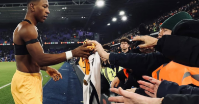 Pervis Estupiñán regaló su camiseta a un hincha del Brighton con camiseta de LDU