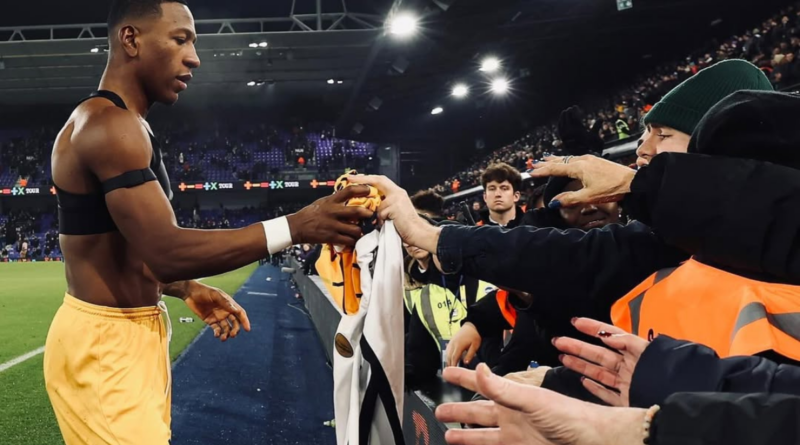 Pervis Estupiñán regaló su camiseta a un hincha del Brighton con camiseta de LDU