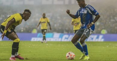 Washington Corozo y Bryan Carabalí, de Barcelona y Emelec, en el clásico del Astillero por la Noche Azul 2025.