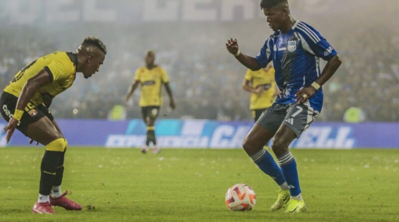 Washington Corozo y Bryan Carabalí, de Barcelona y Emelec, en el clásico del Astillero por la Noche Azul 2025.