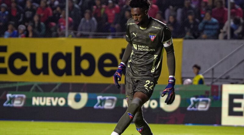 Liga de Quito (LDU) se corona campeón de la Supercopa Ecuador después de vencer 5 a 4 a El Nacional. 'Dida' Domínguez atajó un penal.