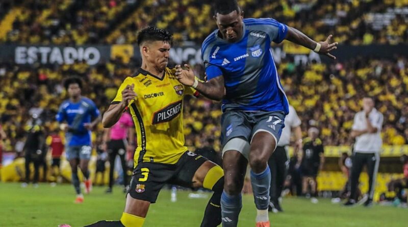 El Club Sport Emelec, pese a que perdió 1 a 0 ante Barcelona SC en la Noche Amarilla, mejoró en el juego gracias al DT Jorge Célico.