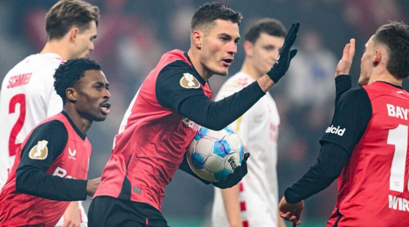 Bayer Leverkusen, con Piero Hincapié en cancha, remontó y venció al Colonia en los cuartos de final de la Copa de Alemania.