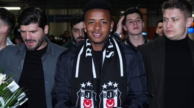 Keny Arroyo arribó al aeropuerto Internacional de Estambul. Antes de firmar su contrato con Besiktas, deberá pasar los chequeos médicos.