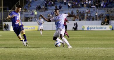 Delfín SC y Emelec se enfrentan en la fecha 2 de la LigaPro 2025, en el estadio Jocay de Manta, este 22 de febrero.