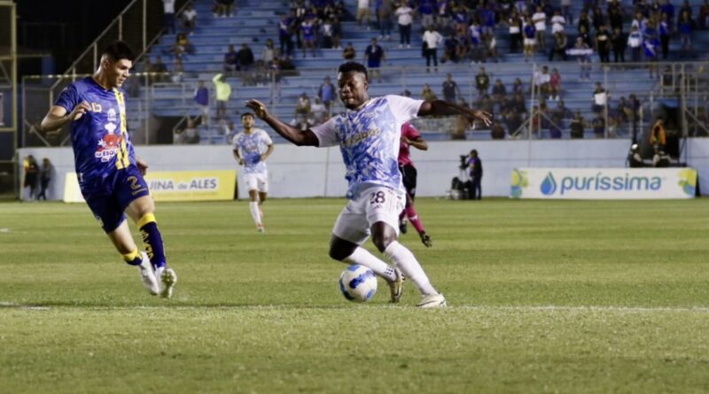 Delfín SC y Emelec se enfrentan en la fecha 2 de la LigaPro 2025, en el estadio Jocay de Manta, este 22 de febrero.