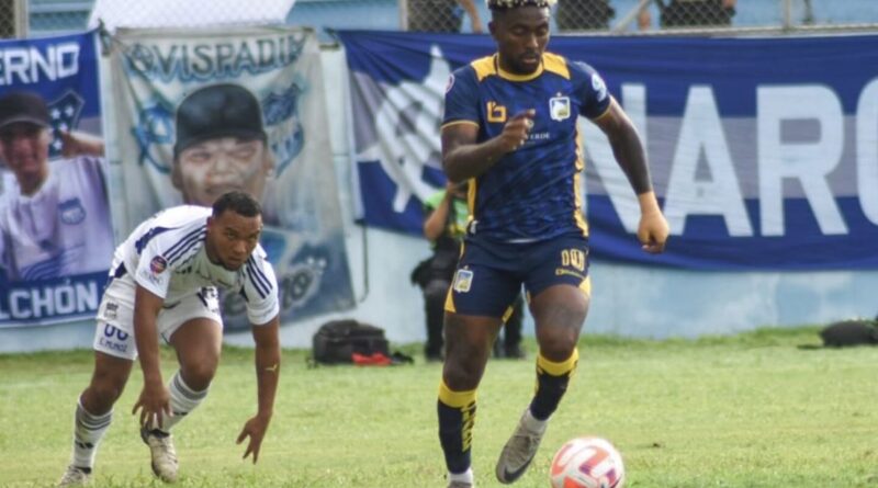 Delfín SC derrotó 2 a 0 a Emelec en la fecha 2 de la LigaPro. Joaquín León y Gianni Cagua fueron los autores de los goles.