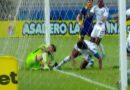 En el partido entre Delfín y Emelec por la fecha 2 de la LigaPro 2025, anularon un gol del bombillo que estaba dentro del arco.