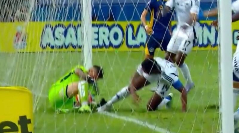 En el partido entre Delfín y Emelec por la fecha 2 de la LigaPro 2025, anularon un gol del bombillo que estaba dentro del arco.