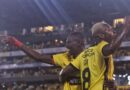 Janner Corozo y Felipe Caicedo celebran el gol del triunfo de Barcelona Sc sobre Emelec, en la Noche Amarilla, el 1 de febrero del 2025.