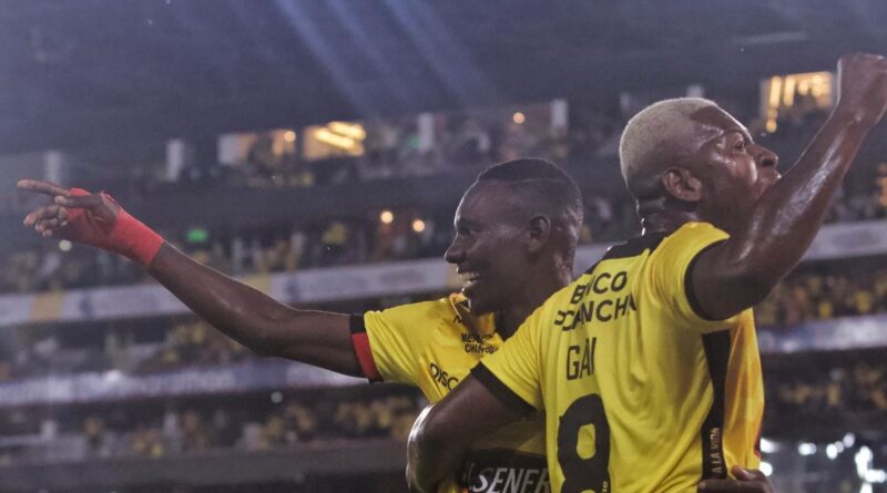 Janner Corozo y Felipe Caicedo celebran el gol del triunfo de Barcelona Sc sobre Emelec, en la Noche Amarilla, el 1 de febrero del 2025.