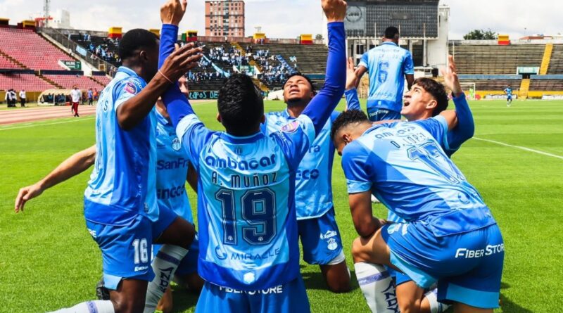 Jugadores de Macará celebran el gol del triunfo ante Vinotinto FC, este 22 de febrero del 2025.