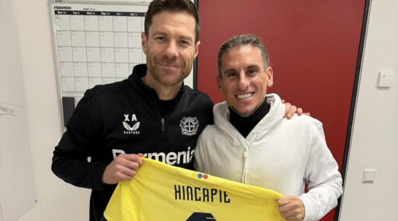 Sebastián Beccacece visita a Piero Hincapié en Alemania