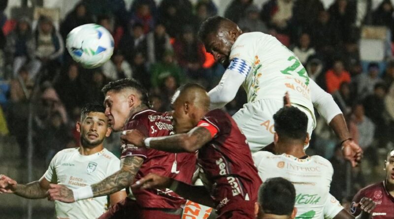 Gabriel Achilier anota el empate de Orense ante Mushuc Runa, por la Copa Sudamericana.