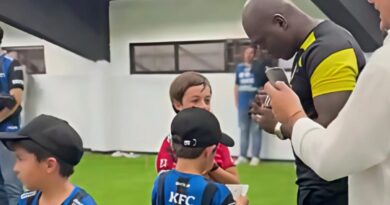 Ni los hinchas de Independiente del Valle se resisten a pedirle un autógrafo a Segundo Castillo, DT de Barcelona SC.