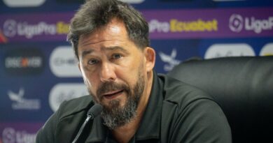 Pablo ‘Vitamina’ Sánchez, DT de LDU, expresó su satisfacción por el rendimiento del equipo en la victoria ante Aucas.