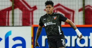 Cuatro meses y cuatro días tuvieron que pasar para que Richard Mina vuelva jugar con Liga de Quito. Es titular frente a Aucas.