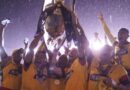 Miguel Ángel Loor, presidente de la LigaPro, obsequió el balón con el cual Barcelona SC quedó campeón en 2020.
