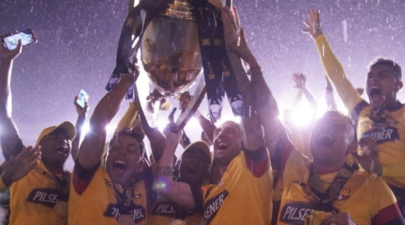 Miguel Ángel Loor, presidente de la LigaPro, obsequió el balón con el cual Barcelona SC quedó campeón en 2020.