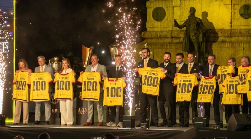Barcelona SC celebró una sesión solemne por 100 años de historia en el Parque Centenario de Guayaquil.