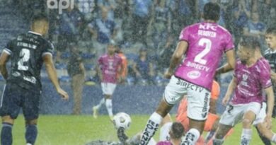 Ni la lluvia se quiso perder el Independiente del Valle vs. Emelec. El partido se retrasó 30 minutos por decisión de los árbitros.