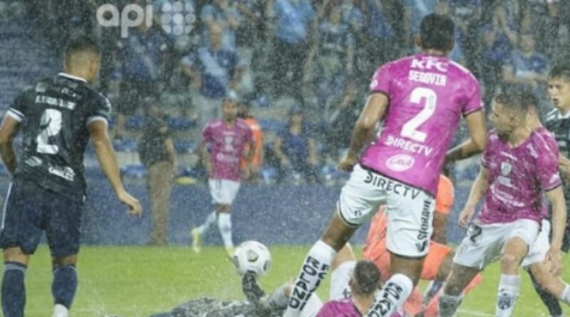 Ni la lluvia se quiso perder el Independiente del Valle vs. Emelec. El partido se retrasó 30 minutos por decisión de los árbitros.