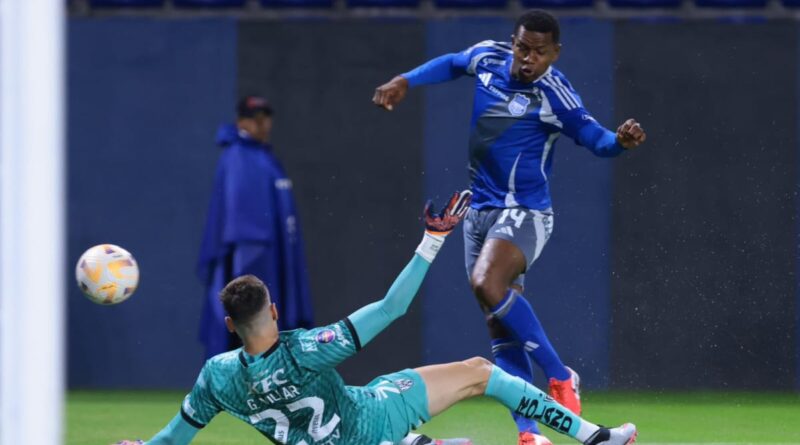 Emelec se llevó la victoria ante Independiente del Valle en el último minuto de los adicionales, gracias a un zapatazo de Christian Valencia.
