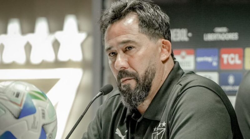 Vitamina Sánchez, director técnico de LDU, apuesta por Gonzalo Valle para enfrentar a Flamengo en la Copa Libertadores.