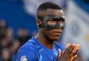 Moisés Caicedo, mediocampista ecuatoriano del Chelsea, usó una máscara por un dolor en la mejilla, ante el Manchester United.