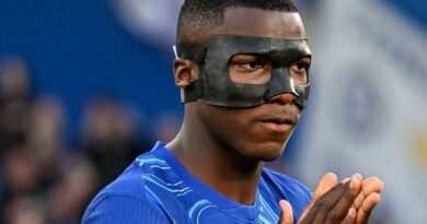 Moisés Caicedo, mediocampista ecuatoriano del Chelsea, usó una máscara por un dolor en la mejilla, ante el Manchester United.