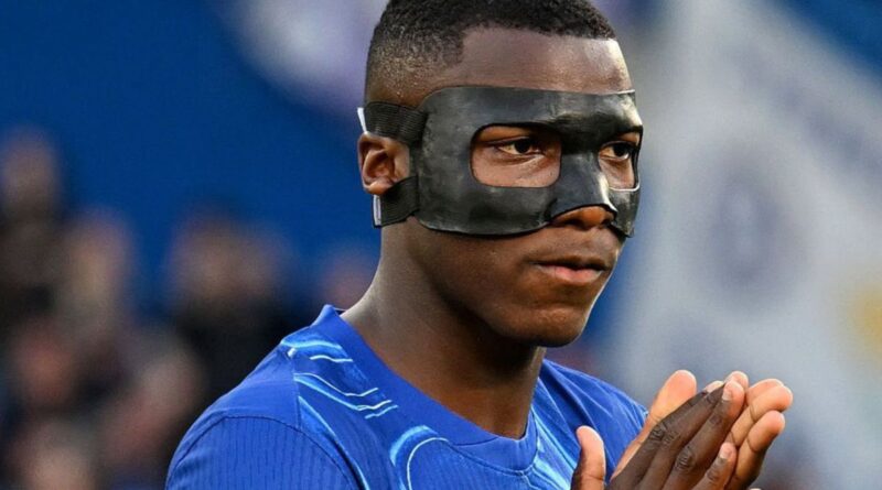 Moisés Caicedo, mediocampista ecuatoriano del Chelsea, usó una máscara por un dolor en la mejilla, ante el Manchester United.