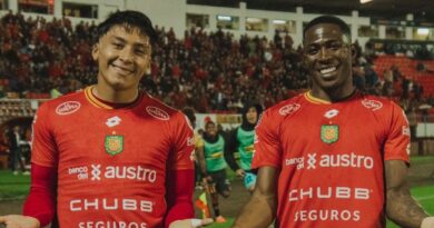 Deportivo Cuenca se impone con autoridad a Técnico Universitario Los morlacos vencieron 2-0 Deportivo Cuenca arrancó con pie derecho la fecha 13 de la LigaPro y derrotó 2-0 a Técnico Universitario este viernes 16 de mayo, en el estadio Alejandro Serrano Aguilar. Con un juego sólido y superior en todas las líneas, el conjunto azuayo dominó el compromiso y sumó tres puntos importantes que lo mantienen en la pelea por la parte alta de la tabla. Desde los primeros minutos, el ‘Expreso Austral’ impuso su ritmo. Al minuto 9, Luis Arroyo rompió la defensa rival con una excelente definición tras un pase filtrado. Aunque en primera instancia el juez de línea anuló la jugada por fuera de juego, el VAR revisó la acción y convalidó el tanto. Deportivo Cuenca fue claro dominador del encuentro Con la ventaja en el marcador, Deportivo Cuenca no bajó la intensidad y siguió presionando. Poco después, Alejandro Tobar amplió la diferencia desde el punto penal, tras una infracción en el área. El atacante ejecutó con seguridad para el 2-0, resultado que se mantuvo hasta el final pese a los intentos del equipo local por anotar un tercer gol. Durante el complemento, los morlacos manejaron los tiempos del partido y evitaron cualquier reacción del conjunto ambateño, que mostró poco poder ofensivo y no pudo descontar en el marcador. La tabla se mueve en ambos extremos Con esta victoria, Deportivo Cuenca escala hasta la quinta posición con 19 unidades, mientras que Técnico Universitario sigue estancado en el fondo de la tabla con apenas 10 puntos. El equipo ambateño se complica en la lucha por evitar los últimos lugares. Deportivo Cuenca arrancó con pie derecho la fecha 13 de la LigaPro y derrotó 2-0 a Técnico Universitario.